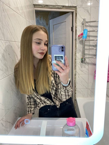 Kis tini lányka társkereső