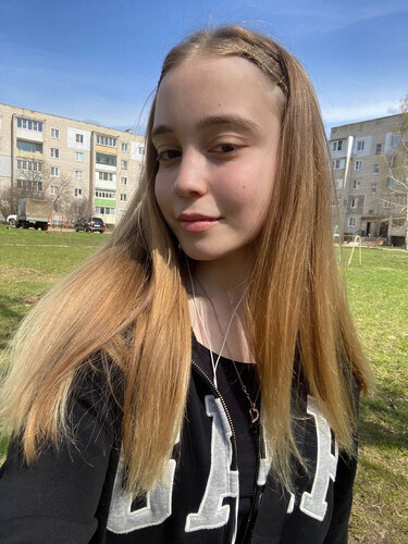 Pékrúboltos lány társkereső